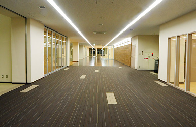 学生・教職員サービスを向上させる、図書館1階エントランスホール。