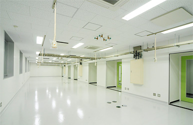 あらゆる実験に対応する光研究拠点のオープンラボ。光の先端都市浜松の中核に。