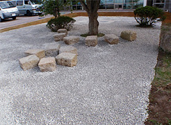 掘削時に出た石を使って、学生が憩いの場として使えるベンチを配置。